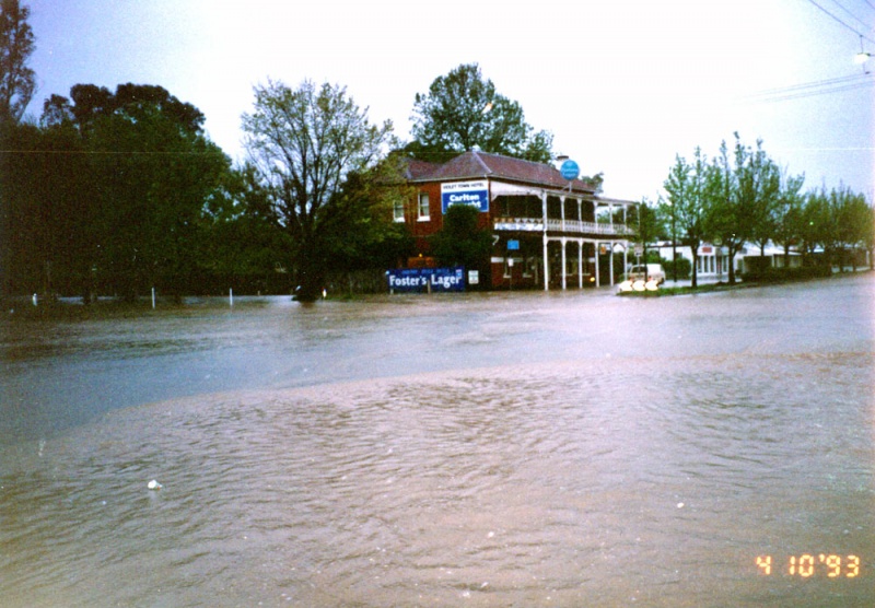Honeysuckle Creek floods Violet Town Violet Town Photograph Gallery