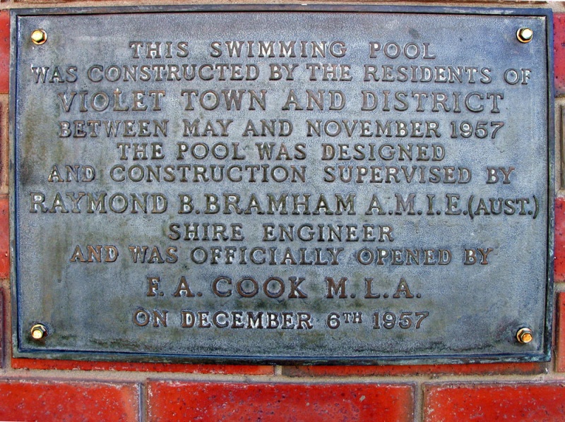 Plaque at Violet Town Swimming Pool