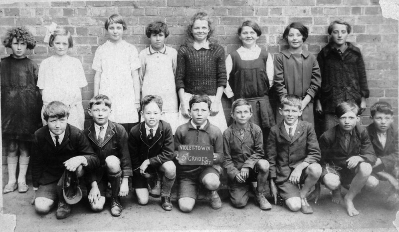 Grades 5 students at Violet Town school in 1927 grade 5 1927 Ed Peacocks grade-1000.jpg